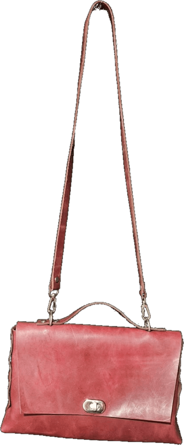 Cartera de cuero bordó con solapa, herraje plateado y correa larga