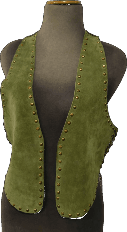 Chaleco de gamuza verde oliva con remaches de bronce en todo el contorno